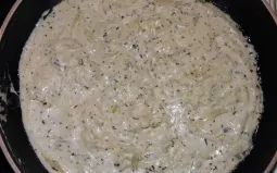 Biała kiełbasa zapiekana w sosie chrzanowym